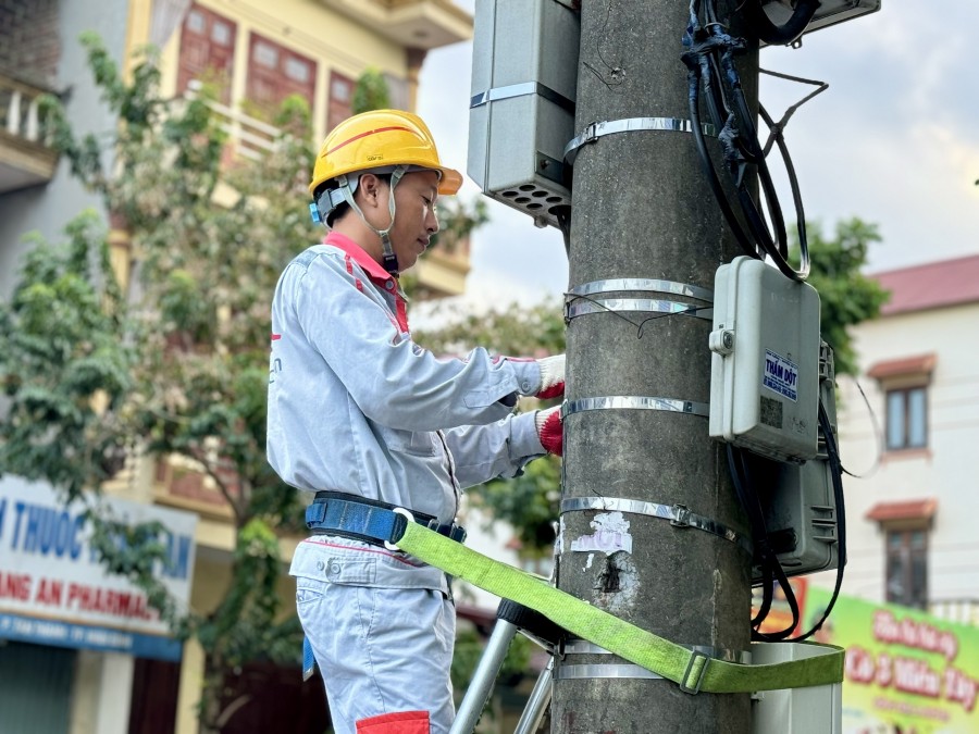 kỹ thuật viên triển khai lắp wifi Viettel tại Mộ Đức